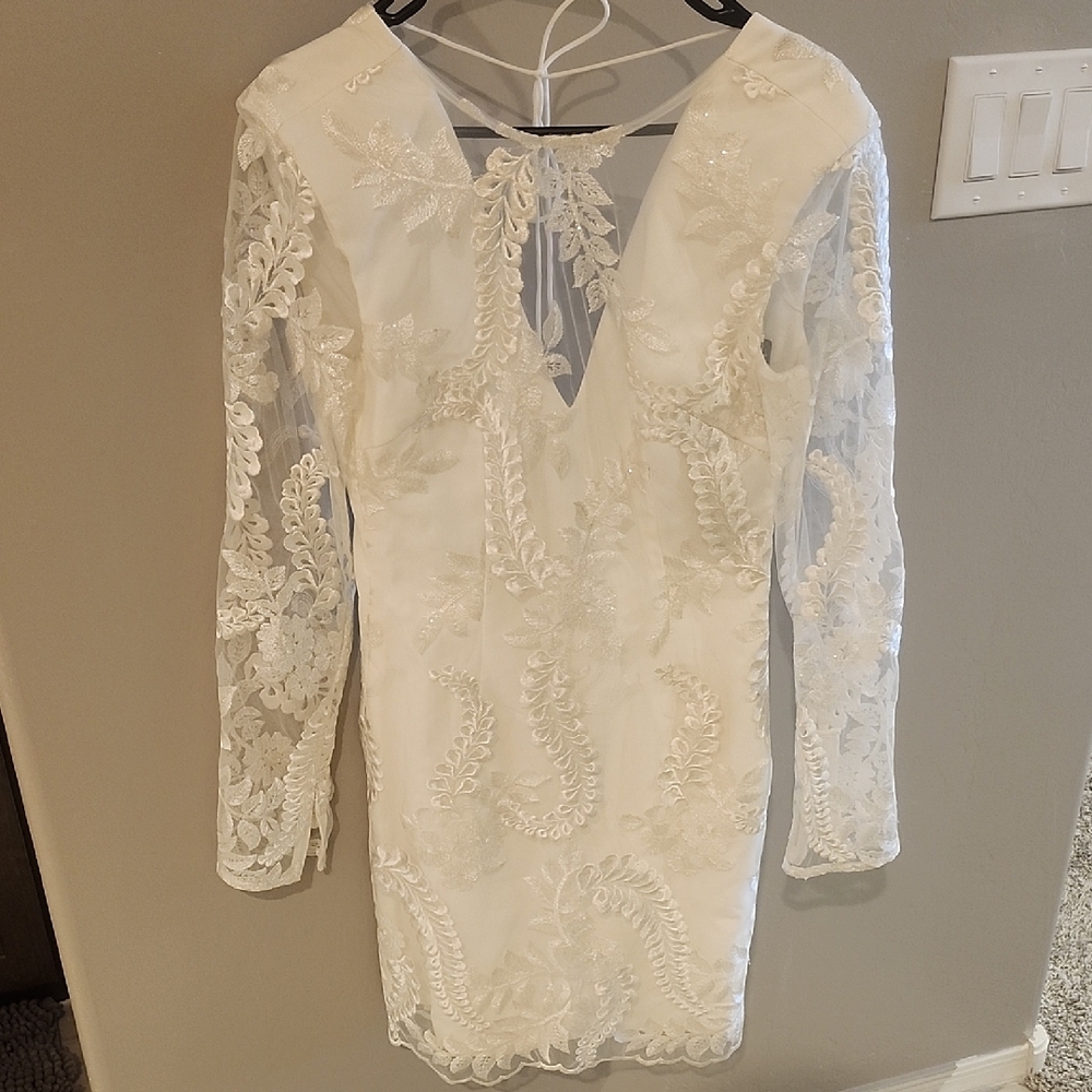 Elliatt Ivory Lace Long-Sleeve V-Neck Sheath Dress